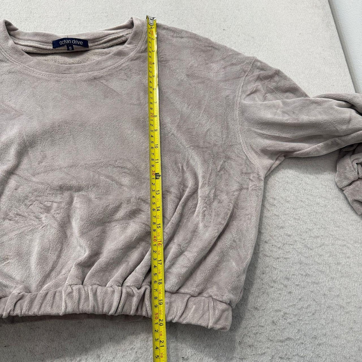 Vintage Y2K 2000's Women's Beige Boxy Blank Cropped Sweatshirt