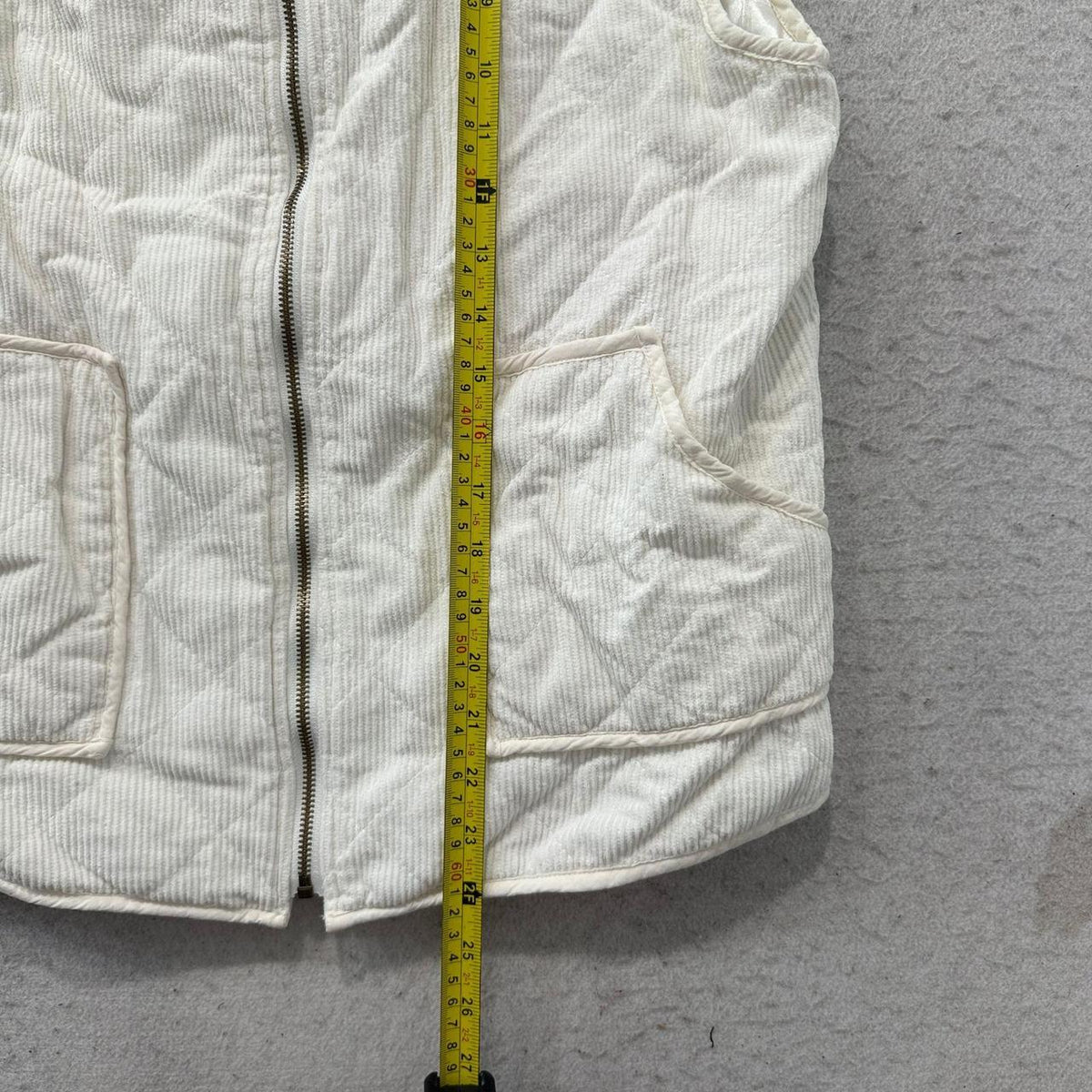 Vintage Y2K 2000's Women's Cream Boxy Quilted Puffer Vest