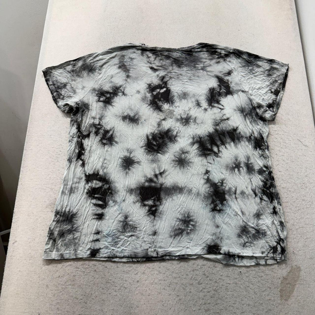 Vintage Y2K 2000's Women's Animus White Tie-Dye Boxy Skull Graphic Tee