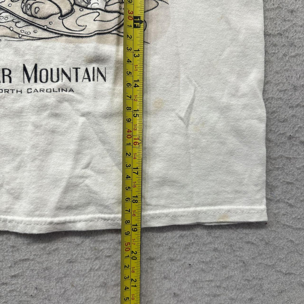 Vintage 90s Faded Cream Graphic Tee Bear Ski Mountain