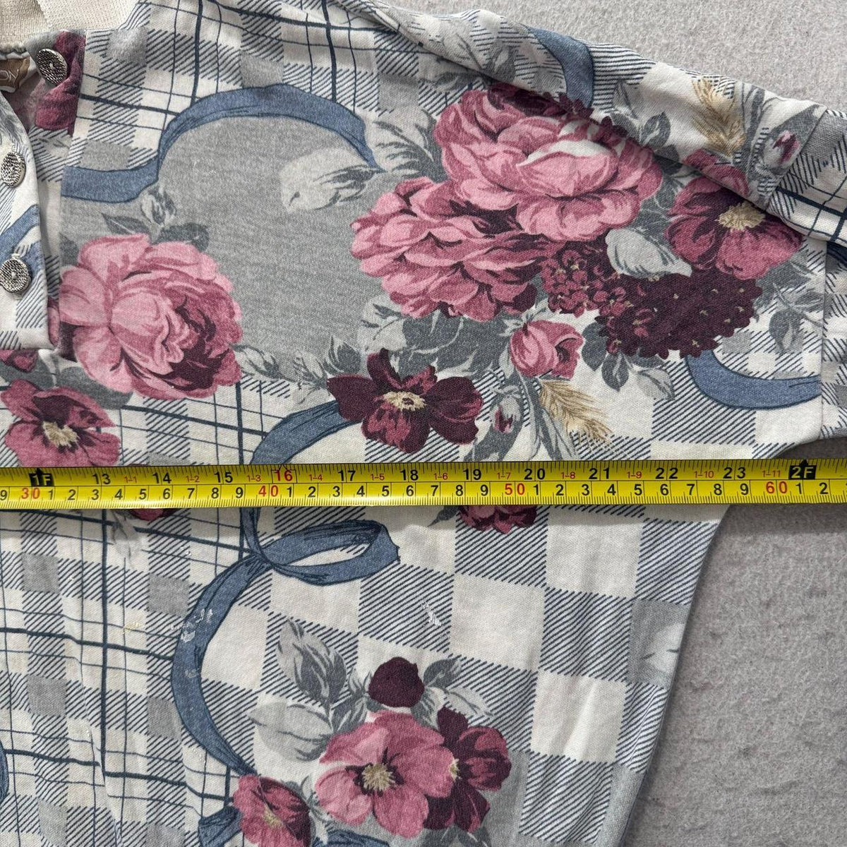 Vintage Y2K 2000's Women's Cream Floral Graphic Boxy Cropped Sweatshirt