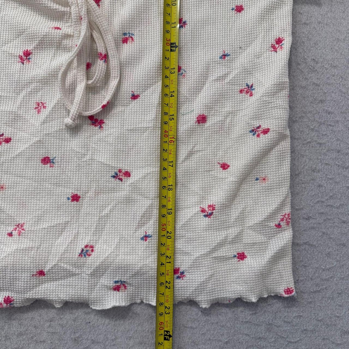 Vintage Y2K 2000's Women's Cream Floral Graphic Boxy Tee