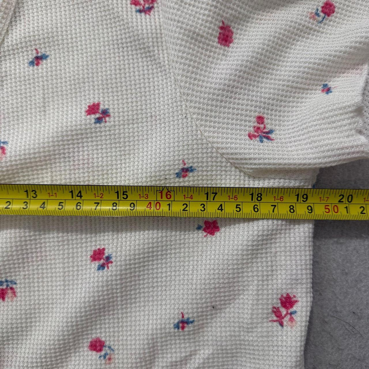 Vintage Y2K 2000's Women's Cream Floral Graphic Boxy Tee