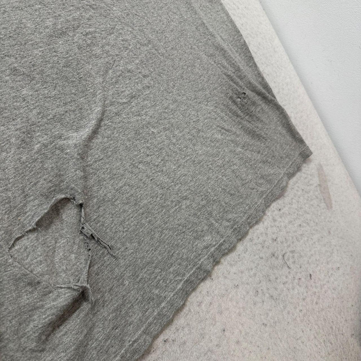 Vintage Y2K 2000's Heather Grey Faded Gecko Graphic Tee