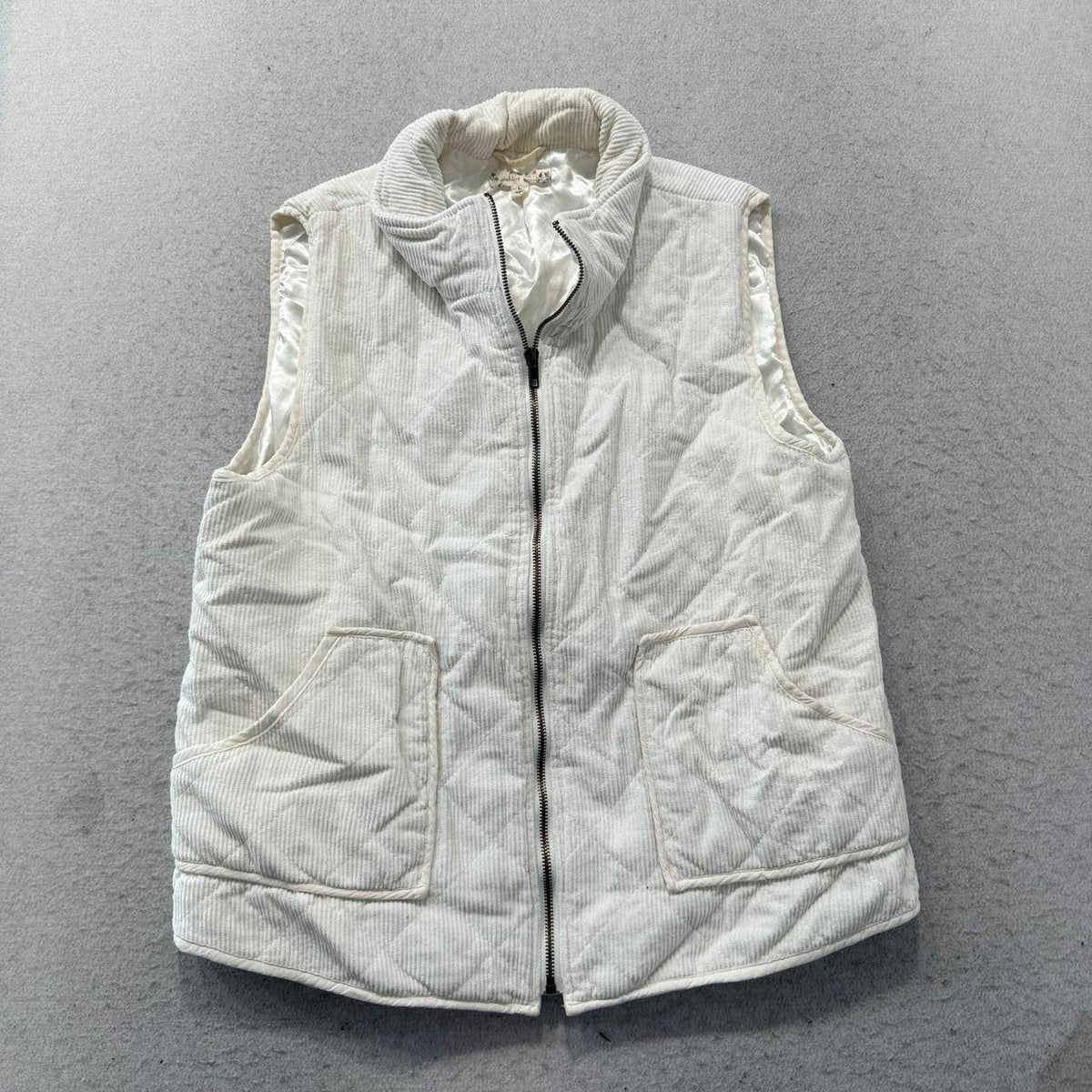 Vintage Y2K 2000's Women's Cream Boxy Quilted Puffer Vest