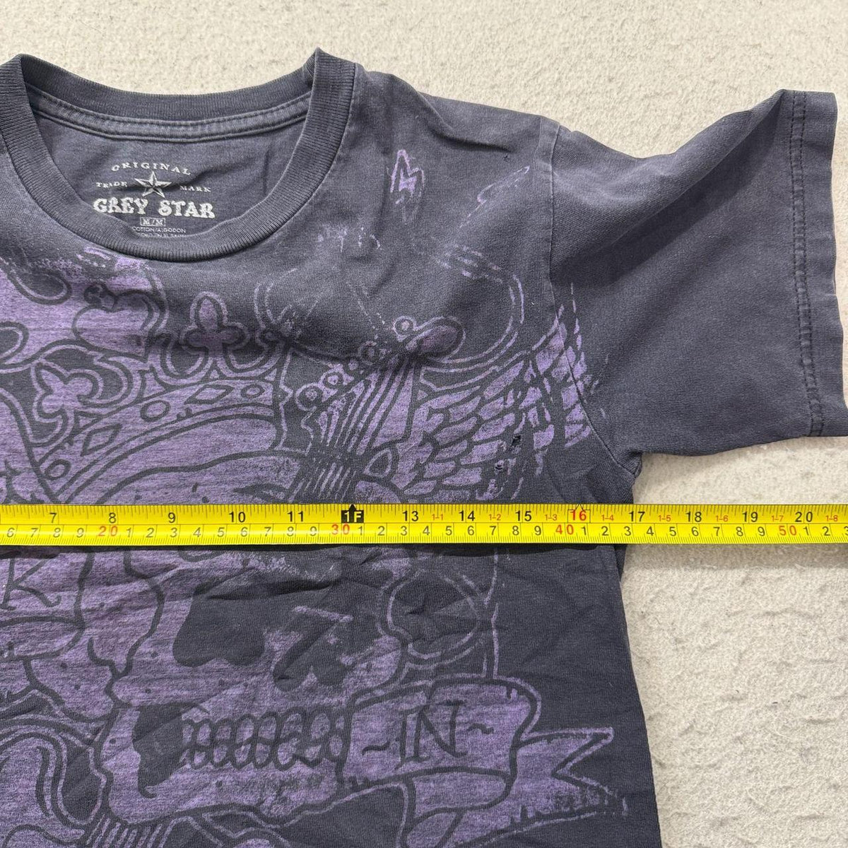 Vintage Y2K 2000's Grey Star Faded Grunge Skull Graphic Tee