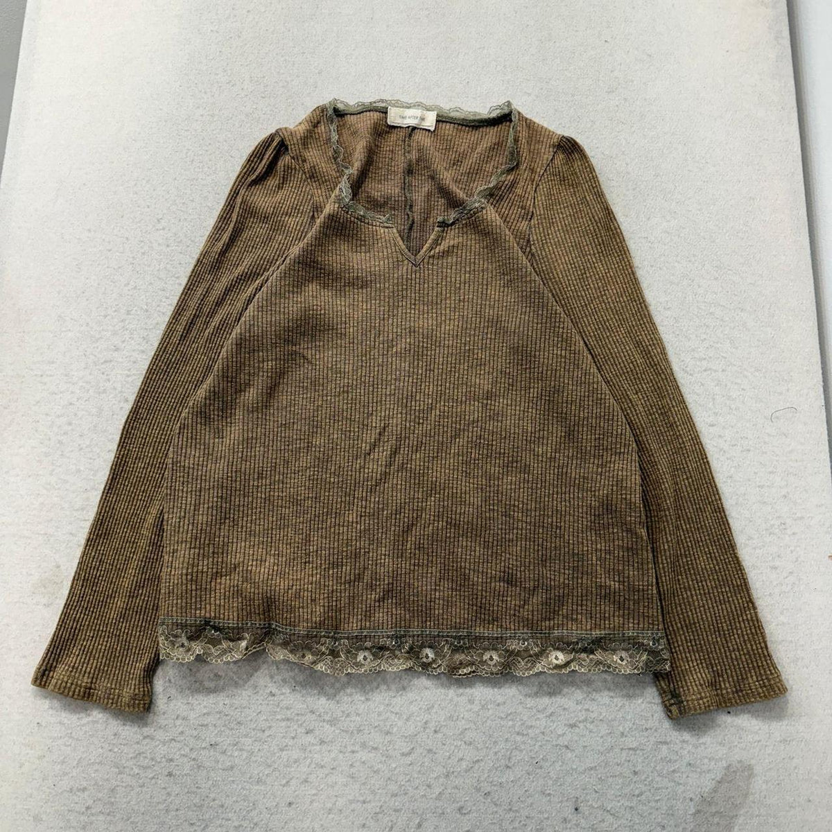 Vintage Y2K 2000's Women's Beige Ribbed Knit Lace Trim Long Sleeve Top