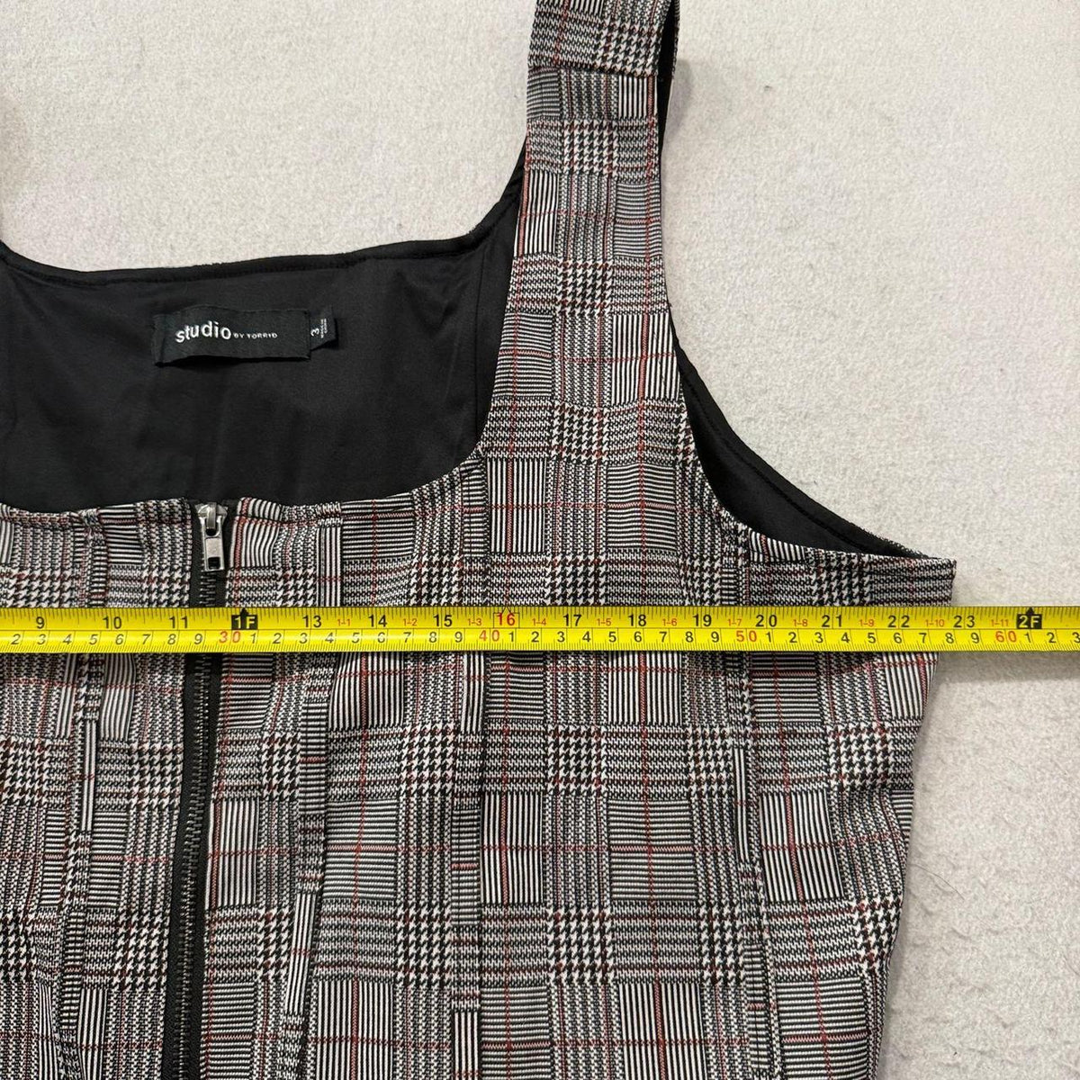 Vintage Y2K 2000's Women's Studio by Torrid Grey Plaid Boxy Crop Tank