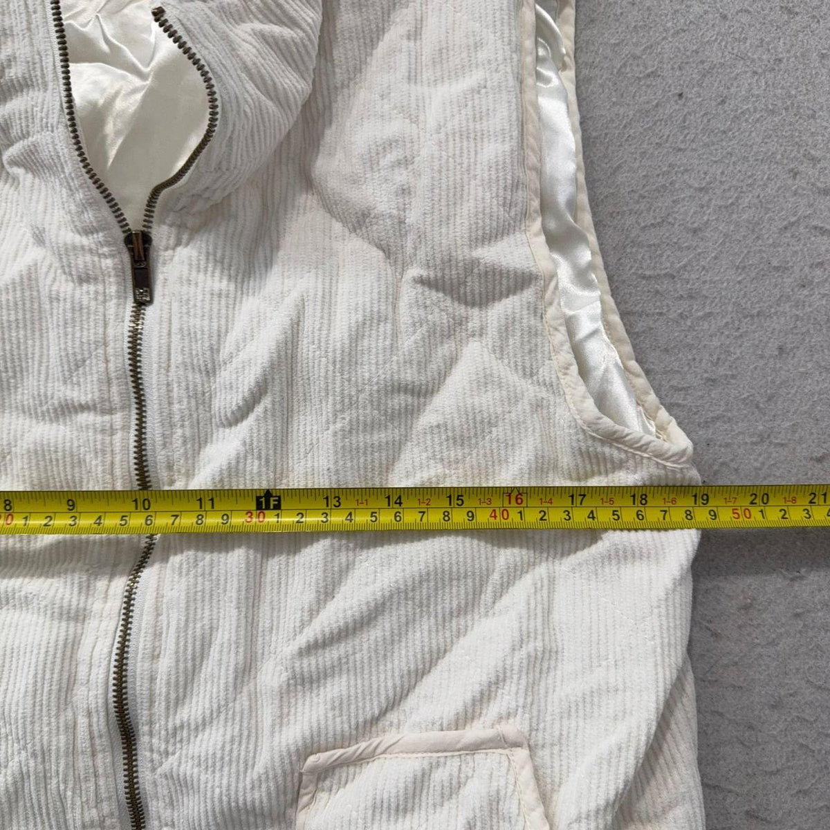 Vintage Y2K 2000's Women's Cream Boxy Quilted Puffer Vest